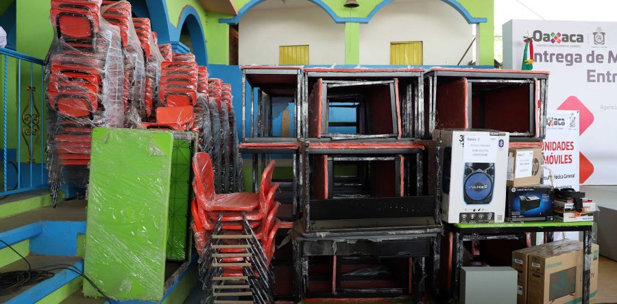 Entrega IEEPO mobiliario escolar en nueve escuelas de la Costa