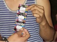 Diputada de Morena regala condones en la playa a su nombre