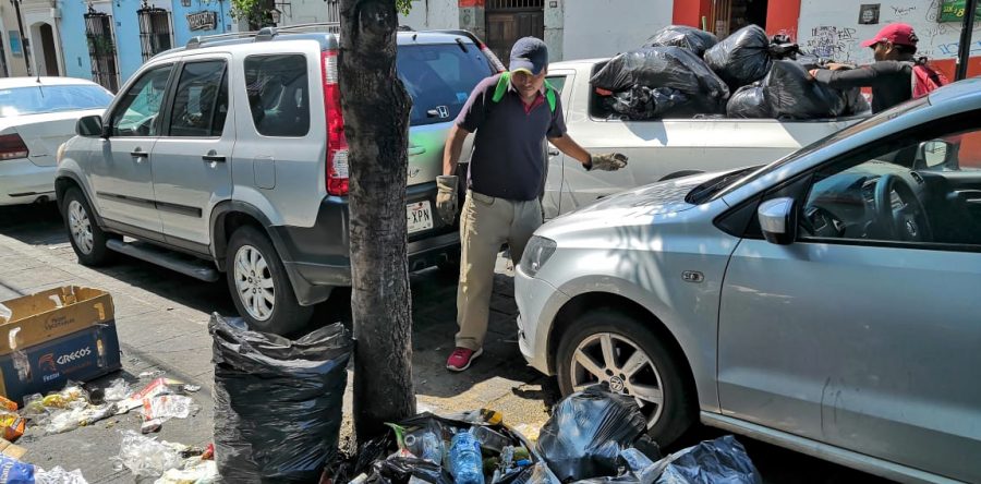 Ayuntamiento de Oaxaca de Juárez activa cuadrillas para recolectar basura en vía pública