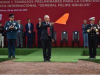 AMLO acompaña banderazo de aeropuerto en Santa Lucía con canto a la bandera
