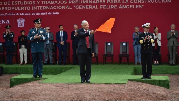 AMLO acompaña banderazo de aeropuerto en Santa Lucía con canto a la bandera