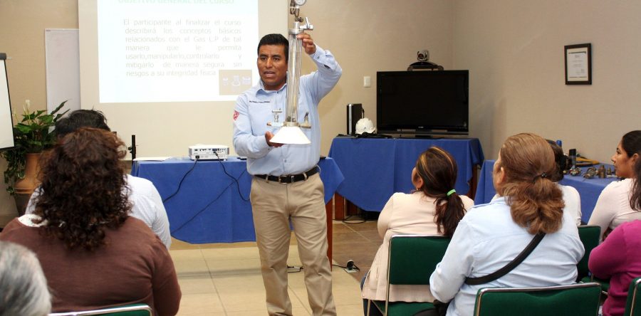 Capacita Gobierno capitalino a locatarios de mercados en manejo adecuado de gas LP