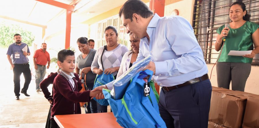 Entrega Oswaldo García Jarquín mochilas y kits escolares en la Primaria Melchor Ocampo