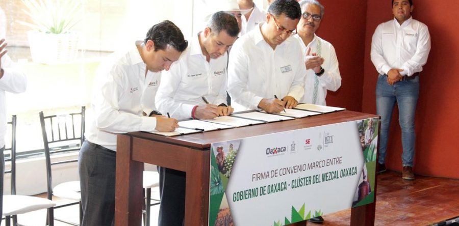 Toma protesta Alejandro Murat al Comité Directivo del Clúster del Mezcal Oaxaca