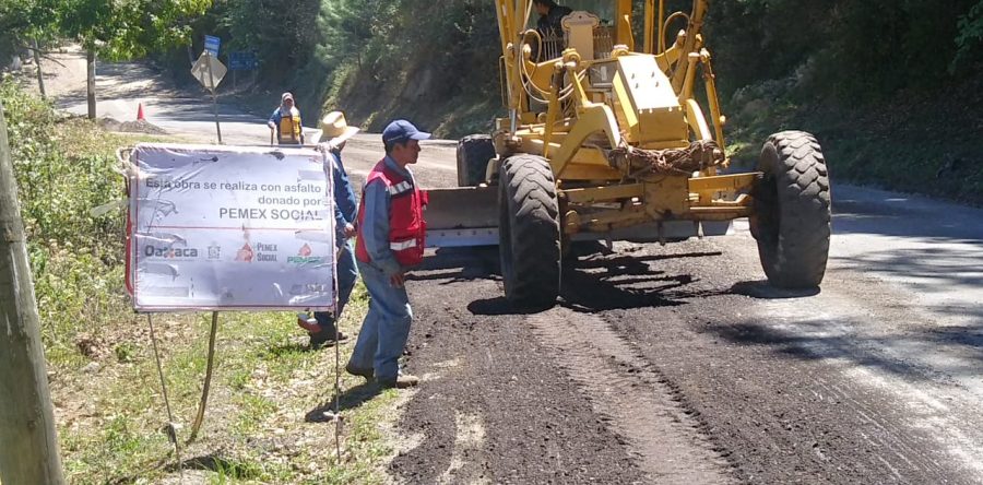 Realiza CAO y municipio de Capulálpam de Méndez labores de bacheo