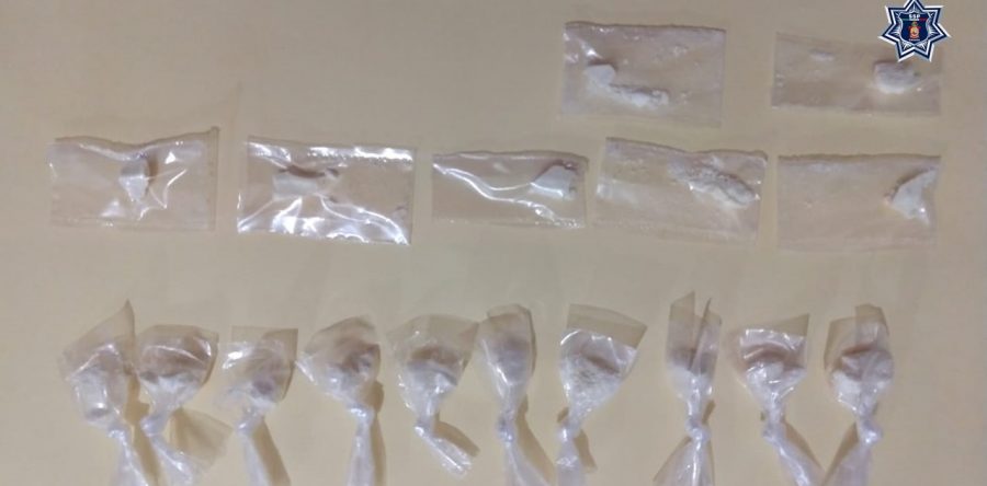 Detiene Policía Estatal a dos personas con envoltorios de droga en Juchitán