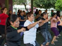 Disfrutan oaxaqueñas beneficios del baile fitness en Unidad Deportiva Santa Lucía