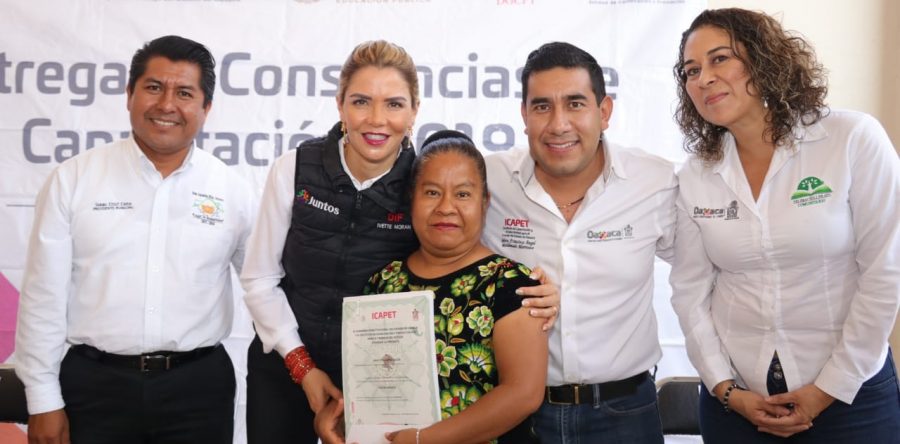 Entregan Icapet y DIF Oaxaca constancias de capacitación y cheques en San Agustín Etla