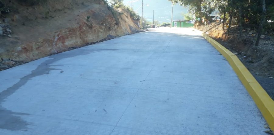Entrega Sinfra obra eléctrica y pavimentación en la Sierra Norte por más de 2.2 mdp