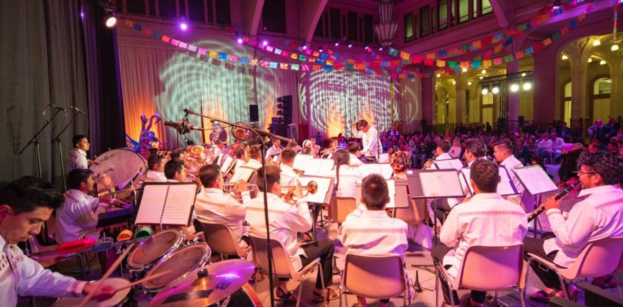 Cautiva Banda Guelaguetza al público en Francia