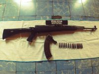 Transportaban un arma tipo fusil AK-47, fueron detenidos