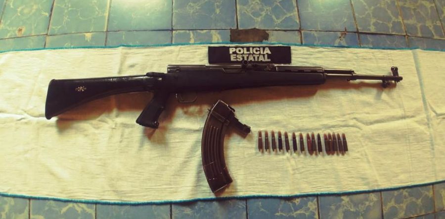 Transportaban un arma tipo fusil AK-47, fueron detenidos