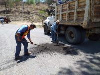 Realiza CAO trabajos de bacheo en carretera Sola de Vega