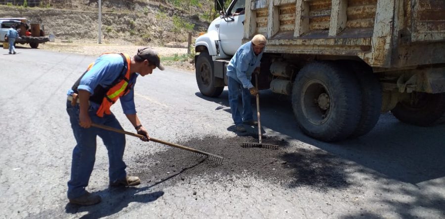 Realiza CAO trabajos de bacheo en carretera Sola de Vega