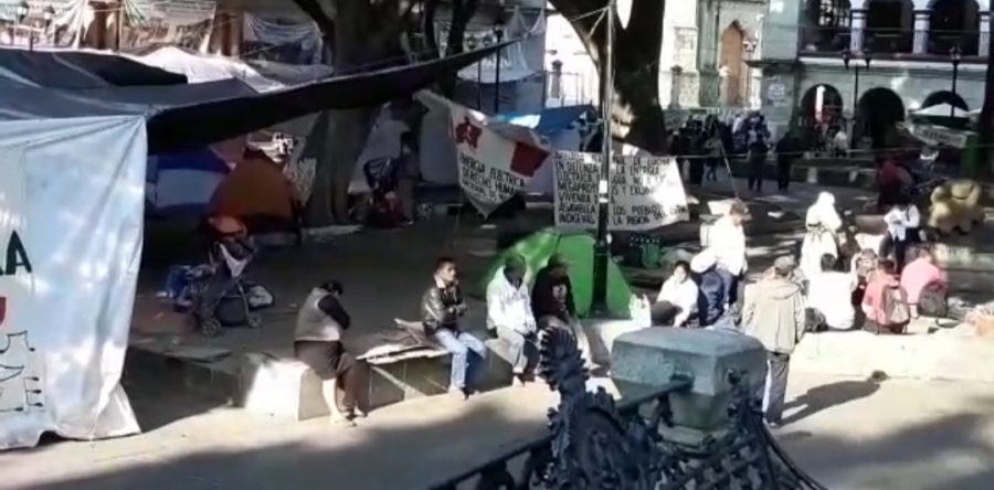 Continúa CODEDI en plantón en el Zócalo de la capital