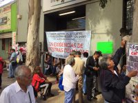 Reclaman jubilados y pensionados reducción de créditos en el ISSSTE