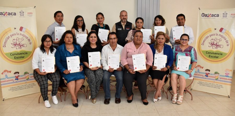 Entregan certificados de competencia laboral a personal de la Dirección de la Mejora de la Convivencia Escolar del IEEPO