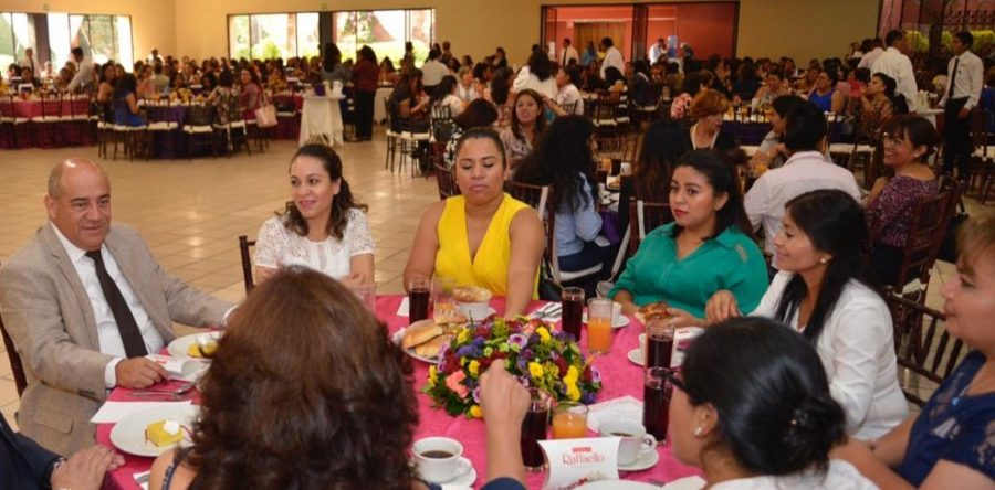 Festeja IEEPO a madres trabajadoras al servicio de la educación