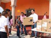 Entrega IEEPO mobiliario y equipo a cinco escuelas de Santiago Suchilquitongo