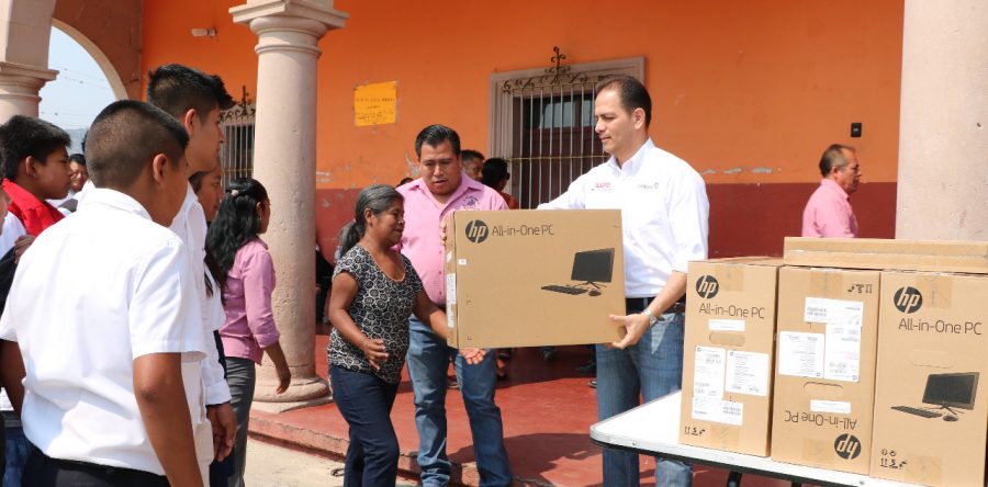 Entrega IEEPO mobiliario y equipo a cinco escuelas de Santiago Suchilquitongo