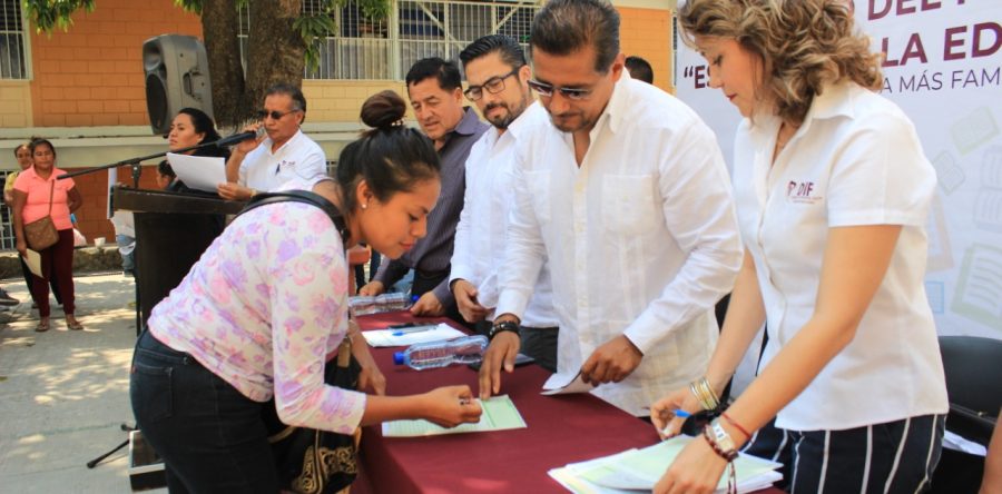 Entrega DIF de Oaxaca de Juárez apoyos del programa Estímulos a la Educación Básica
