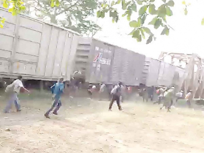 Ahora los bajan de ‘La Bestia’; agentes del Inami detuvieron la máquina