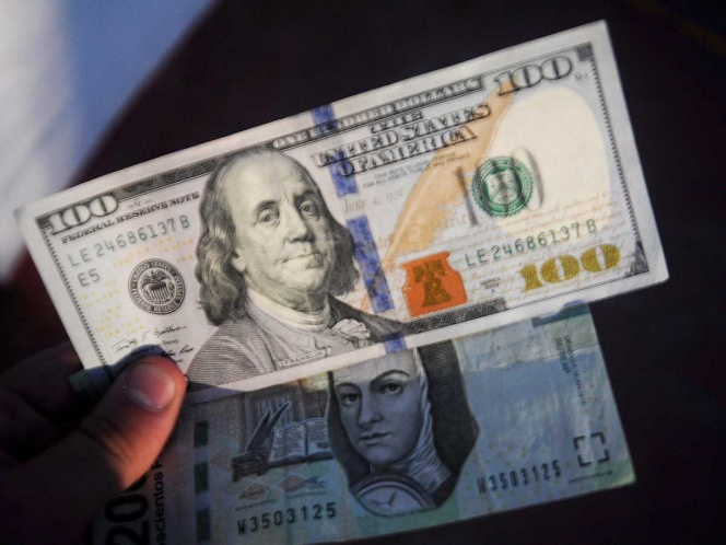 Promedia el dólar en $18.67 en el AICM