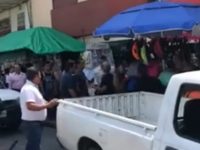 A golpes y recordatorios de madre una mujer defiende su puesto ambulante