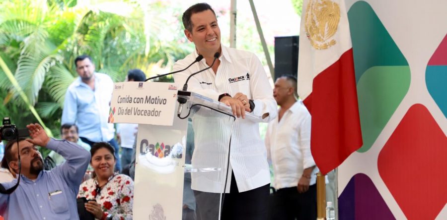 Cumple Alejandro Murat con voceadores de Oaxaca, entrega 132 lotes para que cuenten con un patrimonio familiar