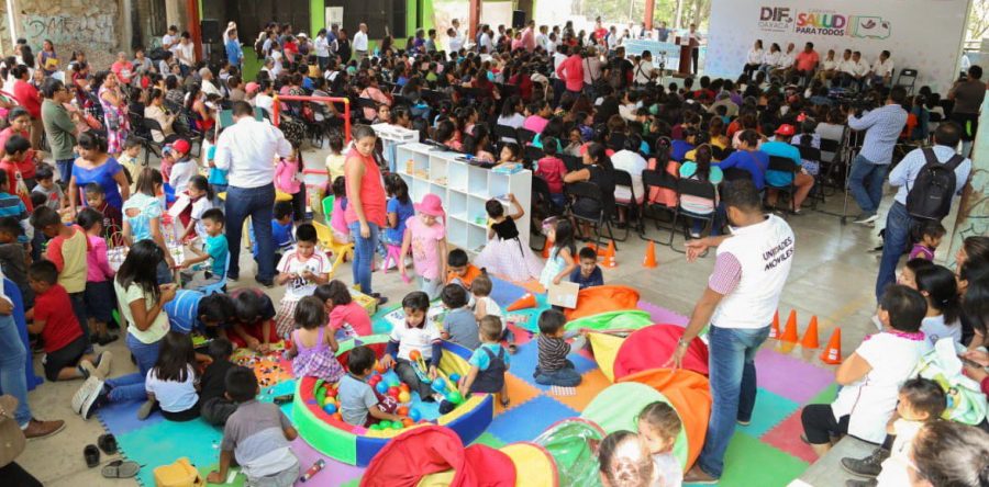 Ivette Morán de Murat escucha y atiende las peticiones de las y los ciudadanos de la agencia de Santa Rosa Panzacola