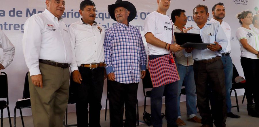 Cumple Gobierno de Oaxaca con entrega de mobiliario escolar y equipo en Yaitepec y Juquila: IEEPO