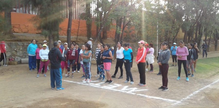 Madres oaxaqueñas participan en la tradicional “Carrera de la Rosa”