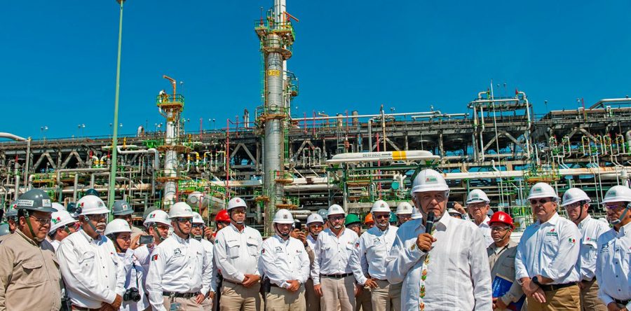 López Obrador asegura que no habrá despidos en Pemex