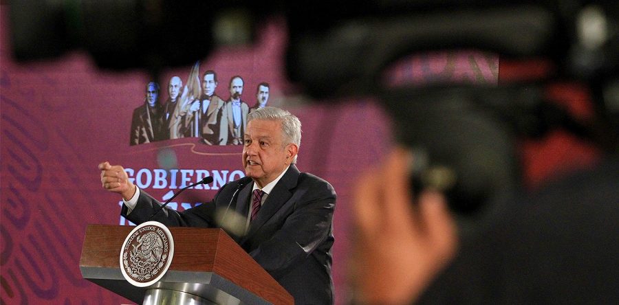 AMLO prometió menos gasto en publicidad, pero no hay certeza: expertos