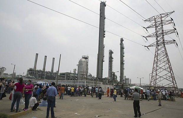 Pemex desaloja Complejo Pajaritos por amenaza de bomba