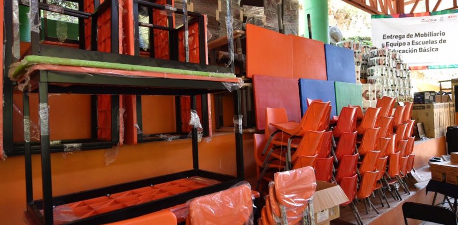 Entrega IEEPO mobiliario y equipo a escuelas de la Sierra Norte