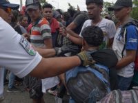 México frena avance de nueva caravana de unos mil migrantes