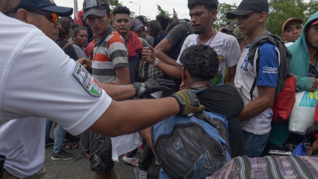 México frena avance de nueva caravana de unos mil migrantes