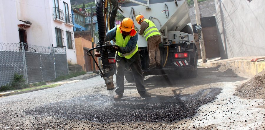 Gobierno capitalino refuerza bacheo con reactivación de Jetpatcher