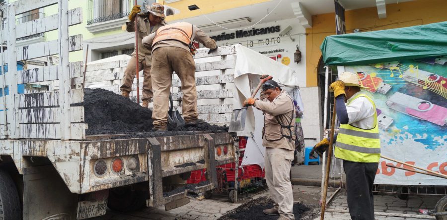 Avanza programa de bacheo en la ciudad de Oaxaca