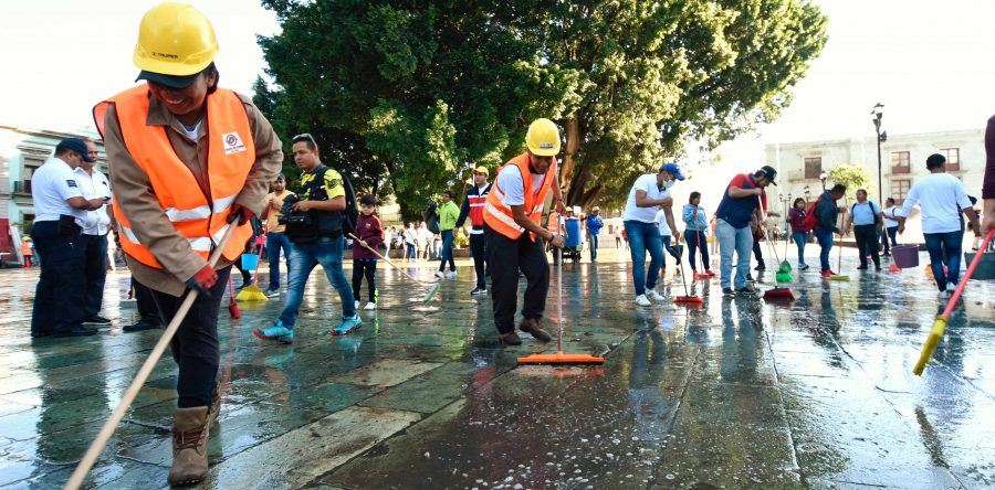 Con tequio, Ayuntamiento y ciudadanía  embellecen la Alameda de León
