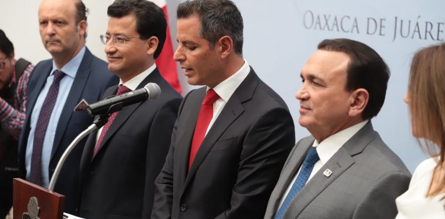 Toma protesta Alejandro Murat a nuevo Consejo Directivo de   Canaco Servytur Oaxaca