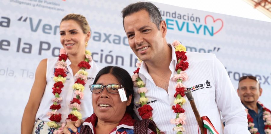 Entrega Alejandro Murat lentes oftálmicos del programa “Ver a Oaxaca con amor”