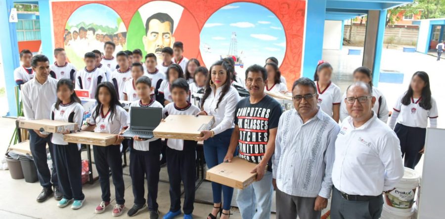 Entrega IEEPO mobiliario escolar a escuela Secundaria Federal