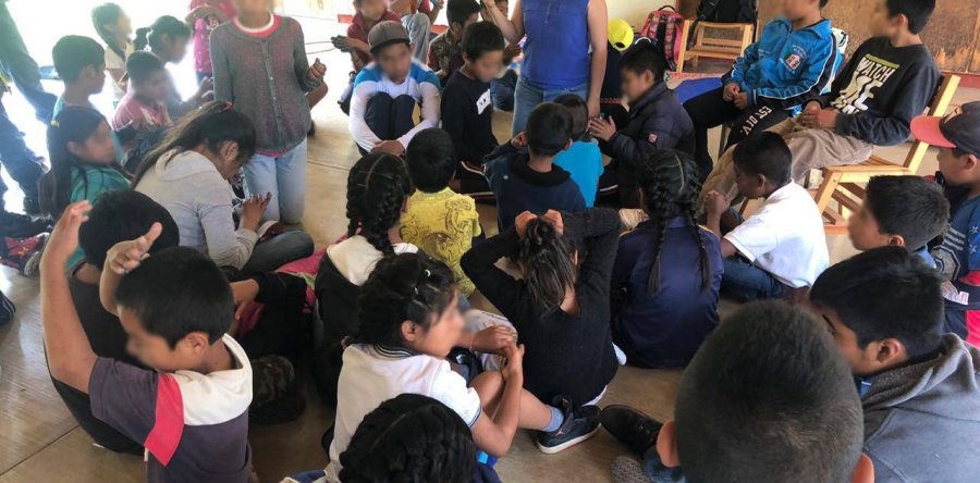 Imparte IEEPO dinámicas a escolares del albergue de Yosondúa