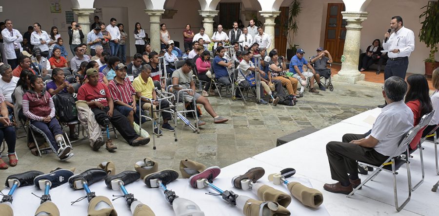 Benefician a 31 oaxaqueños de escasos recursos con donación de prótesis