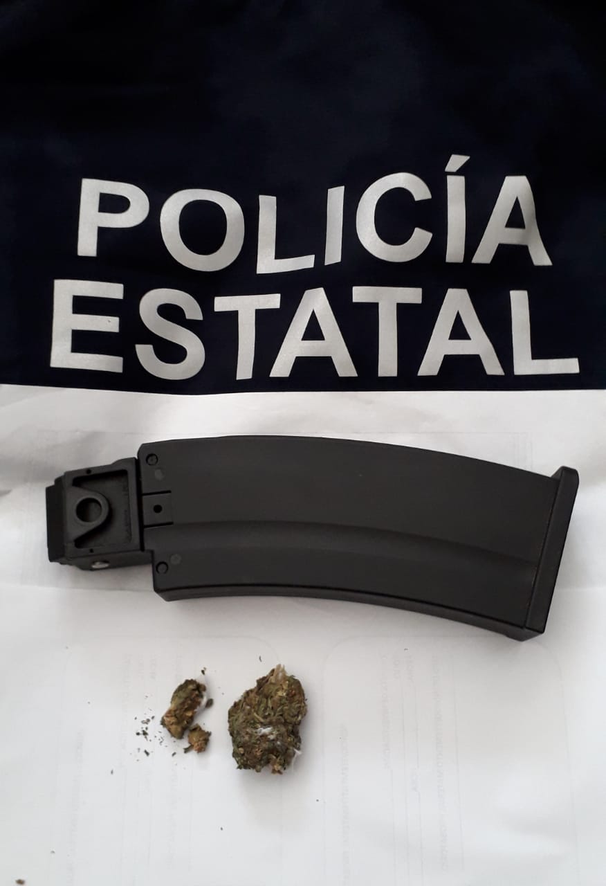 Detenido conductor de camioneta blindada, llevaba un cargador de arma de fuego y residuos de marihuana