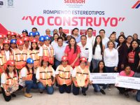 Mujeres mixtecas rompen estereotipos; se gradúa primera generación del taller “Yo construyo”