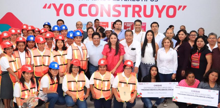 Mujeres mixtecas rompen estereotipos; se gradúa primera generación del taller “Yo construyo”