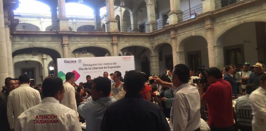 Abarrotan periodistas y no periodistas Palacio de Gobierno; festejan Día de la Libertad de Expresión